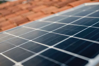 Gros plan sur les cellules photovoltaïques d'un panneau solaire monocristallin installé sur un toit en tuiles