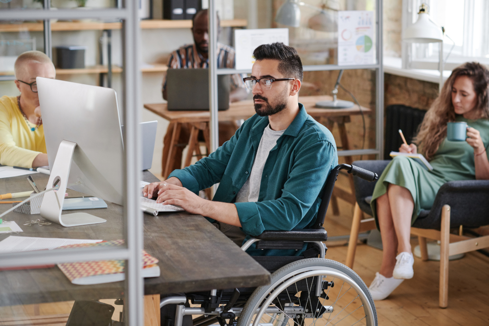 homme handicapé travaille