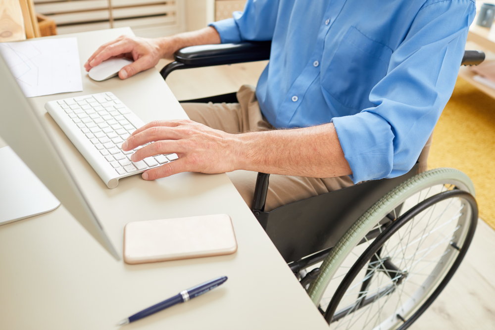 homme handicapé utilise ordinateur