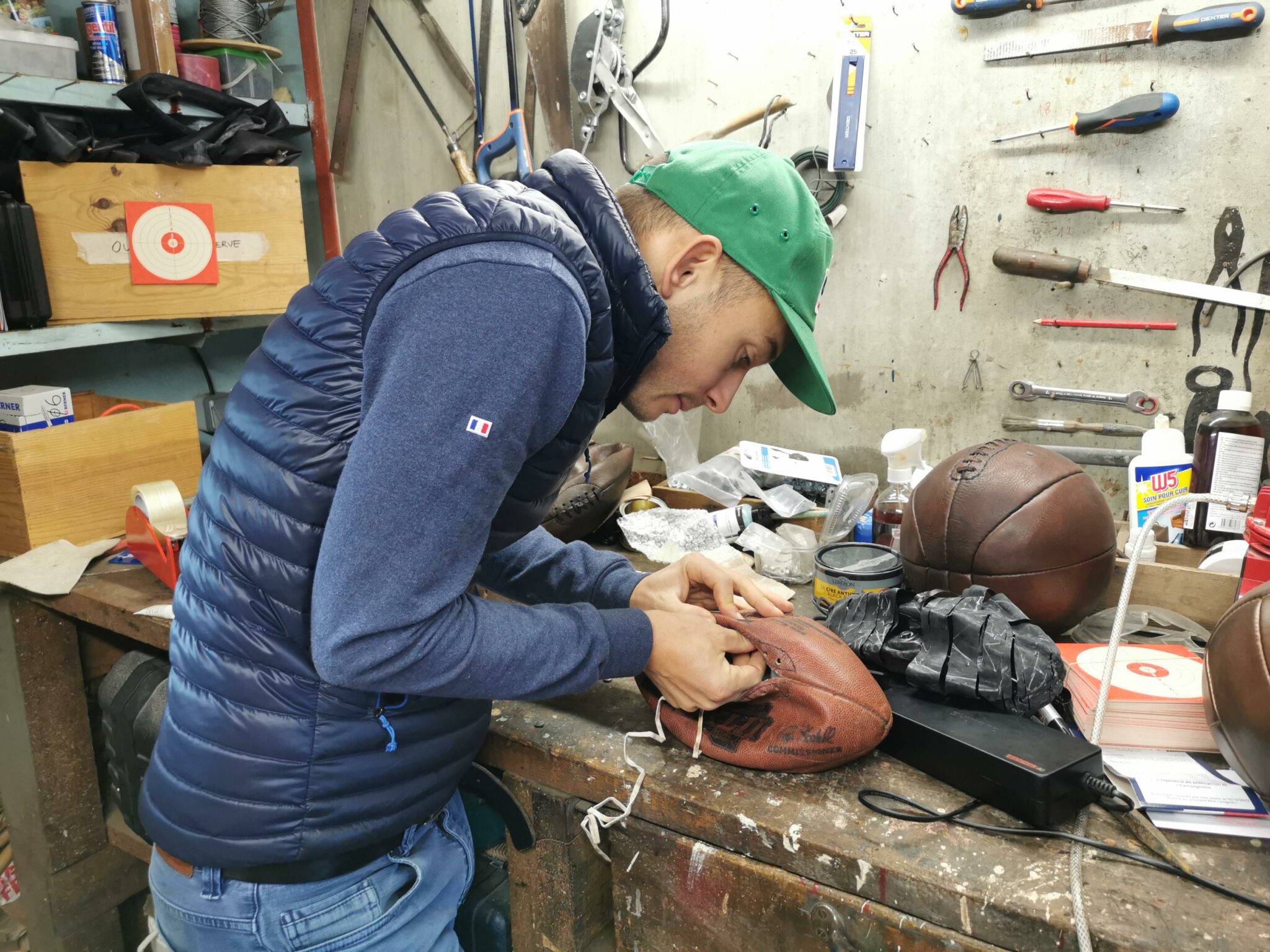 Ballon crevé ? Pas de panique, la réparation est possible avec Ben et Flo